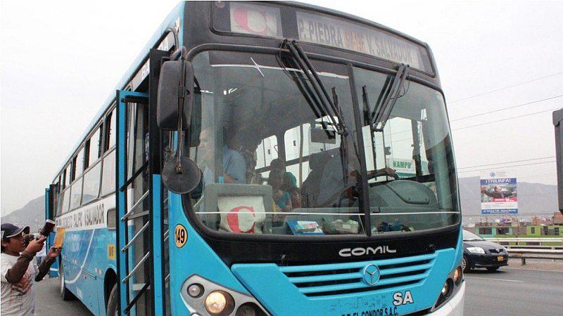 Suspenden a empresa de transporte luego que cobradora agredió a pasajera (FOTO)