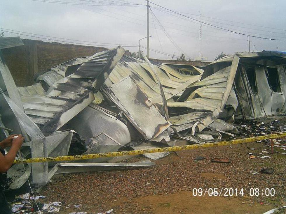 Incendio destruye 3 aulas prefabricadas de colegio Mariscal Cáceres.