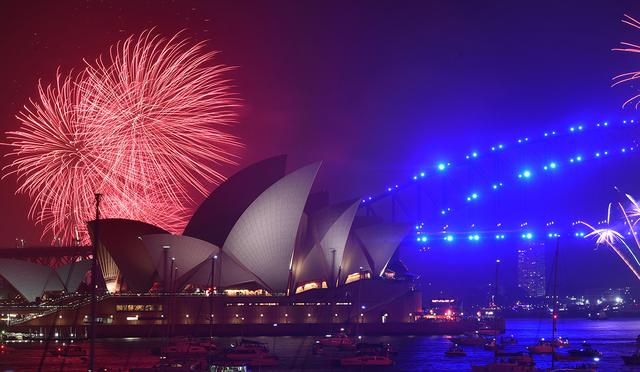 Los fuegos artificiales de Nochevieja estallan sobre el emblemático Harbour Bridge y la Ópera de Sydney durante el tradicional espectáculo familiar de fuegos artificiales, celebrado antes del evento principal de medianoche. (Foto: AFP)