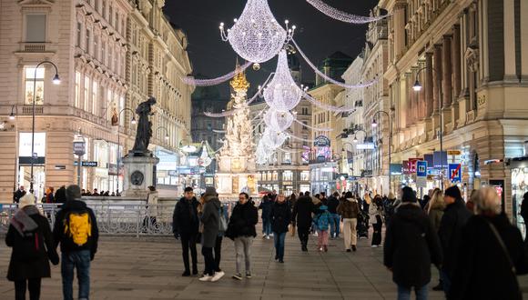 La gente camina mientras las luces de Navidad se encienden en la calle "Am Graben" cerca de la plaza Stephan (Stephanplatz) en Viena, Austria, el 12 de noviembre de 2021, durante la pandemia del coronavirus (Covid-19) en curso. (Foto: GEORG HOCHMUTH / APA / AFP)