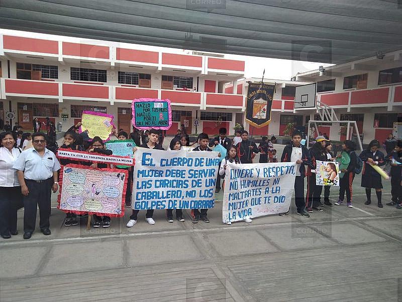 Escolares marchan contra el maltrato a la mujer en Tacna