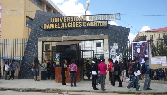 Piden separación de catedrático de universidad Daniel A. Carrión
