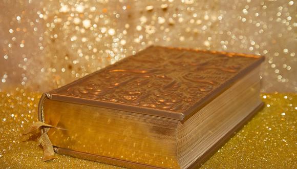 Una mujer y su esposo podrían ganar cientos de miles de dólares tras encontrar con un detector de metales una Biblia en oro en miniatura. (Foto: Pixabay)