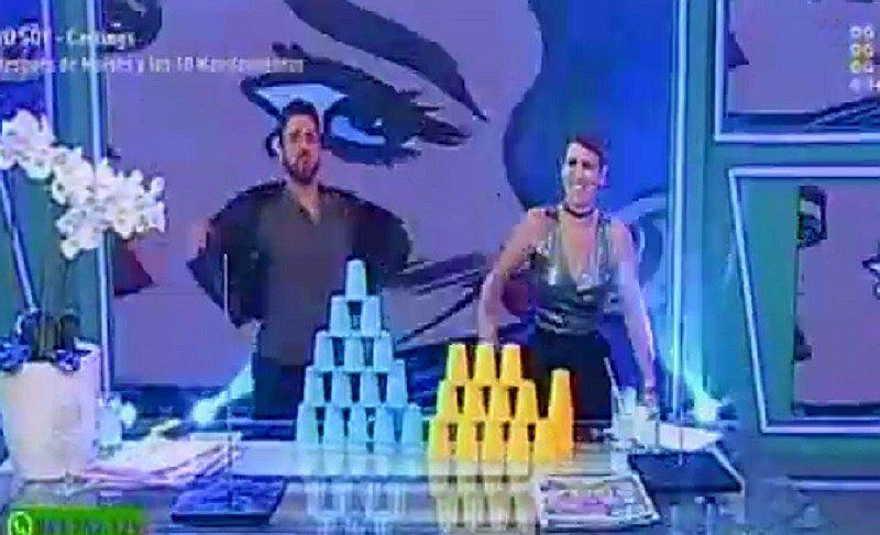 Peluchín y Gigi se burlan de EEG jugando con vasos de plástico y hacen particular baile (VIDEO)