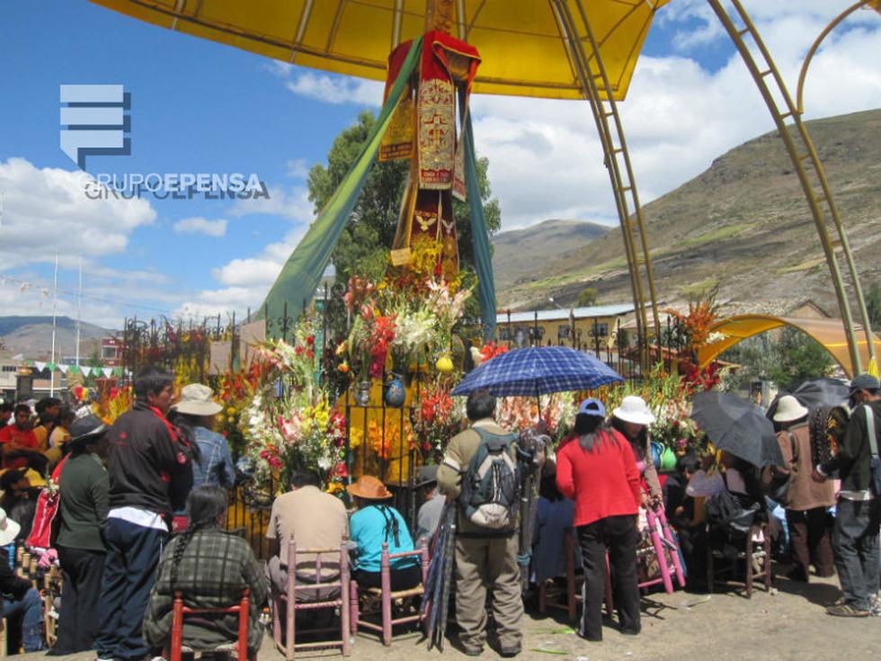 Huancayo: Cientos oran y prenden velas rogando favores al Cani Cruz (FOTOS)