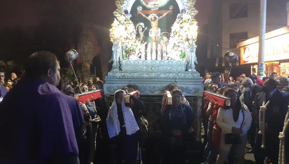 Mujeres cargaron andas del Señor de los MIlagros en último recorrido procesional en Tacna.