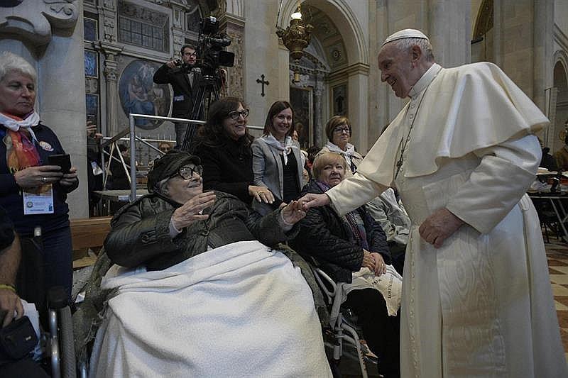 Papa Francisco causa asombro al retirar la mano para que fieles no besen su anillo (VIDEO)