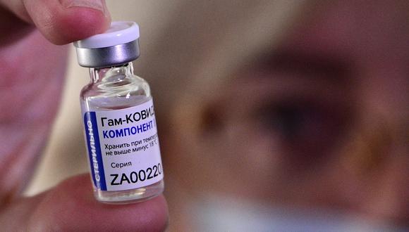 Un personal de salud sosteniendo el fármaco anti COVID-19, Sputnik V. (Fuente: Pavel KOROLYOV / AFP)