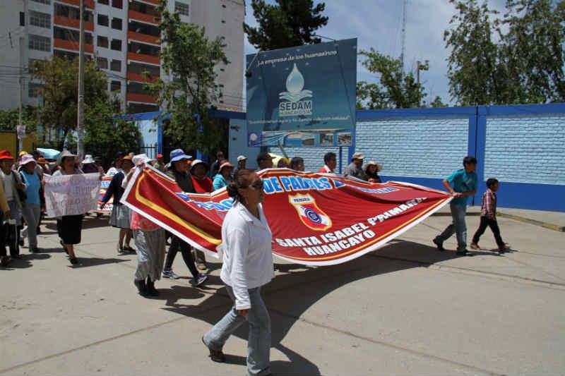Padres del colegio Santa Isabel arremeten contra Sedam 