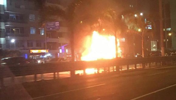 Camioneta se incendia en plena avenida Javier Prado (VIDEO)