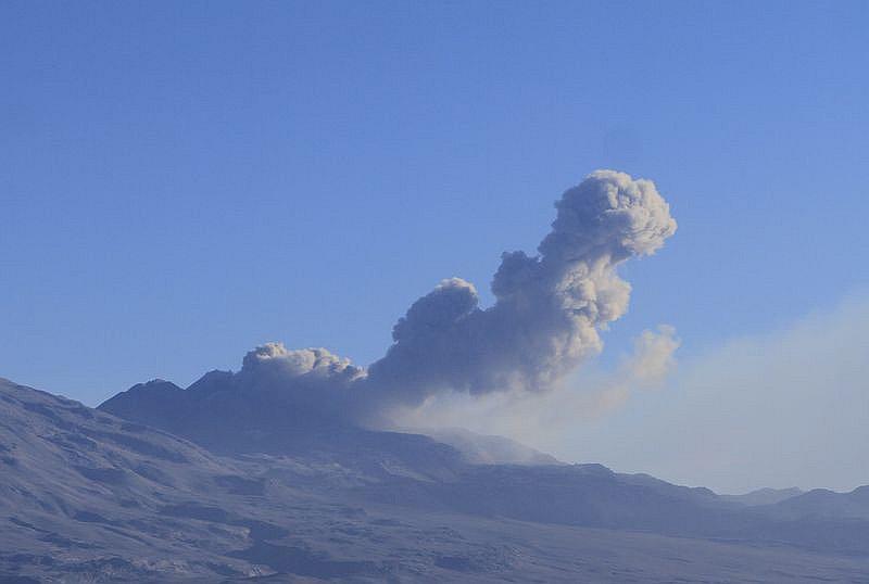 Sacabancaya cumplirá 3 años en proceso eruptivo y las explosiones no disminuyen