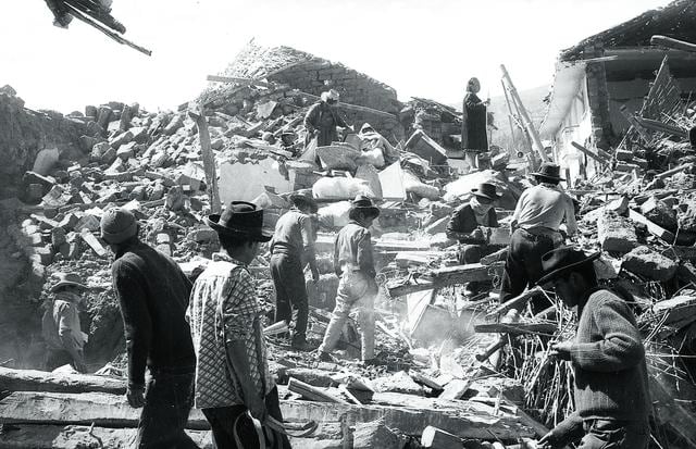 Tras la devastación, la población se entregó a la difícil tarea de remover escombros y buscar posibles sobrevivientes. TERREMOTO DE HUARAZ 31 DE MAYO DE 1970. 31/05/1970