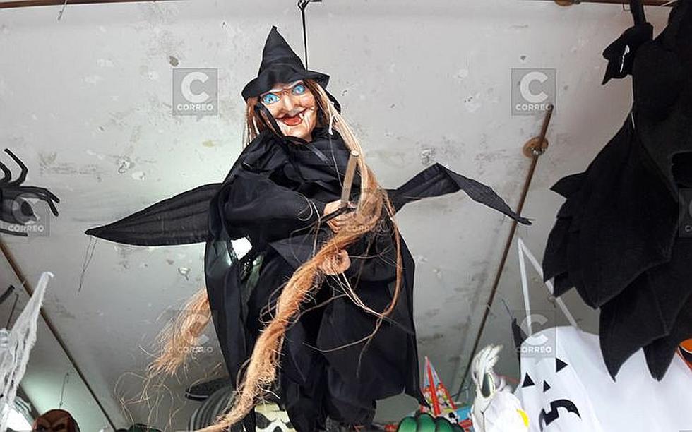Halloween: Brujas y fantasmas para adornar locales comerciales (FOTOS Y VIDEO)