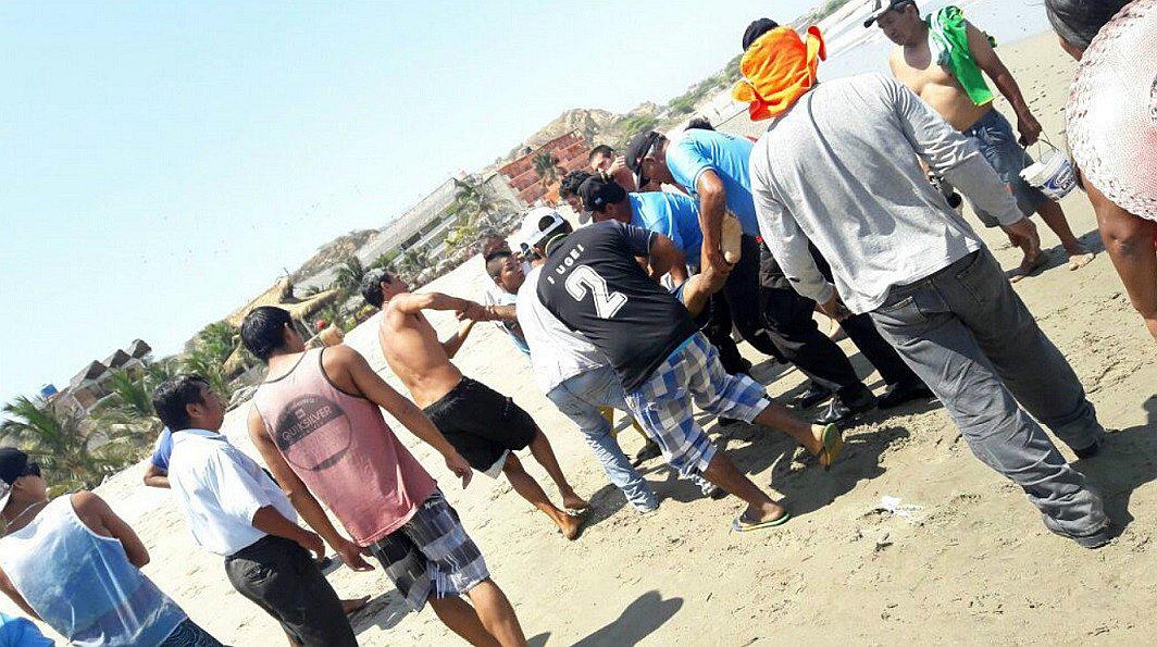 Tumbes: Policías salvan a hombre de morir ahogado en aguas de Playa Hermosa