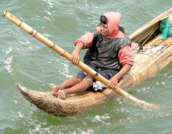Salvavidas para pescadores a caballito de totora en Pimentel