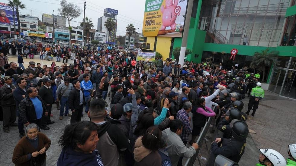 Vecinos protestan en el frontis de la Municipalidad de Los Olivos por cobro de arbitrios (FOTOS)