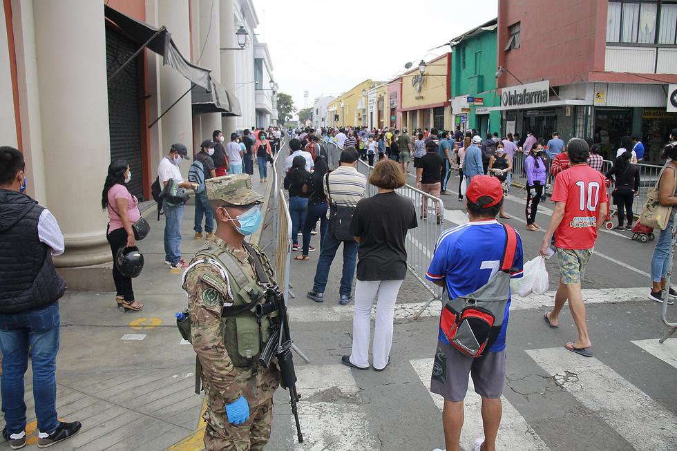 Largas colas en el centro histórico de Trujillo (GALERÍA) 