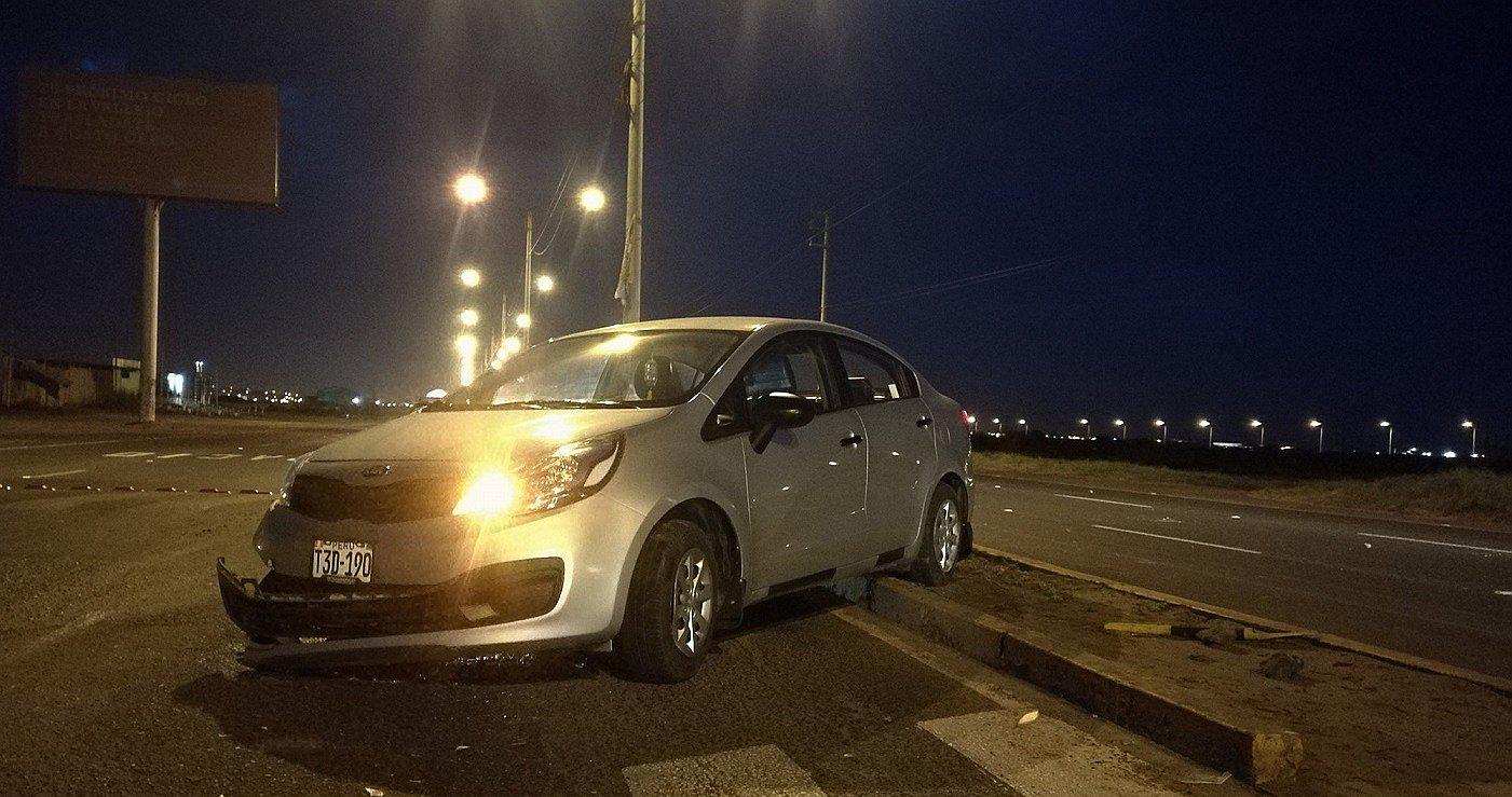 Automóvil termina sobre la berma central de Pardo tras impactarse 