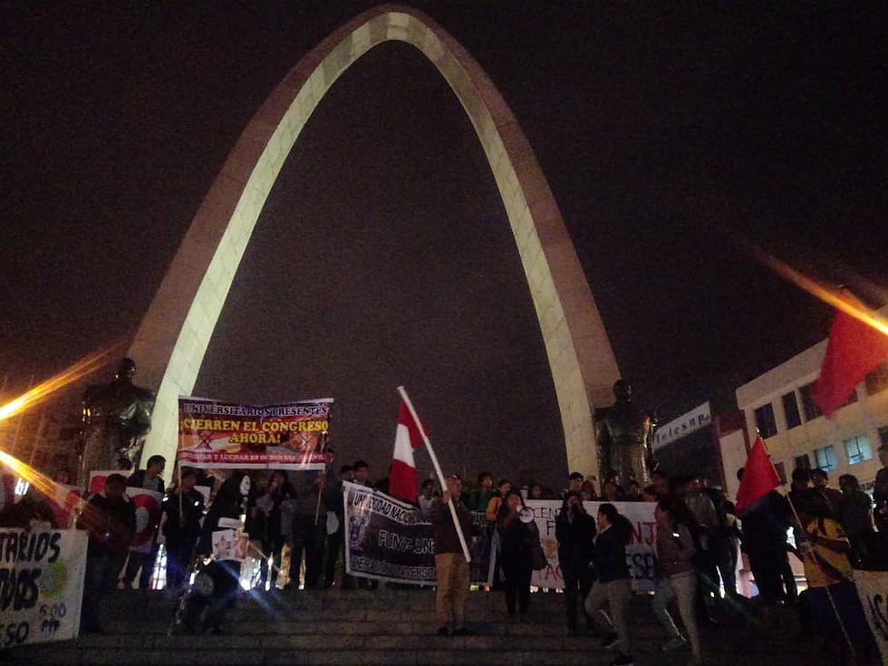 Población sale a la calle para demostrar su alegría por disolución del Congreso por el presidente Vizcarra