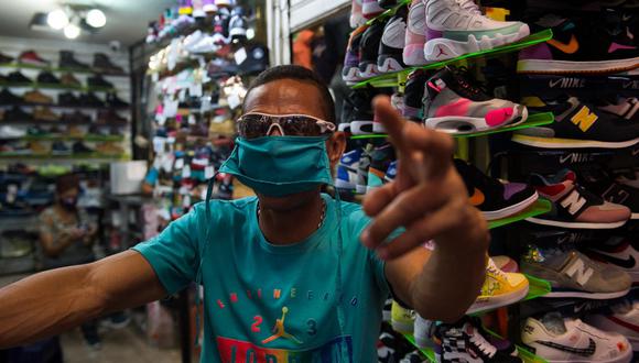 Para comprar un par de zapatillas en Venezuela se requieren 6.746 horas de trabajo si es que se gana el sueldo mínimo. (Cristian Hernandez / AFP)