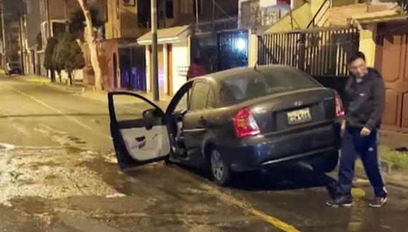 Tras hundimiento de pista, un auto quedó atrapado por hundimiento de pavimento, en Surco. (Captura: América Noticias)