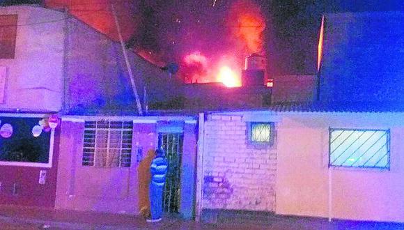 Incendio devora almacén de imprenta en el centro de Pisco