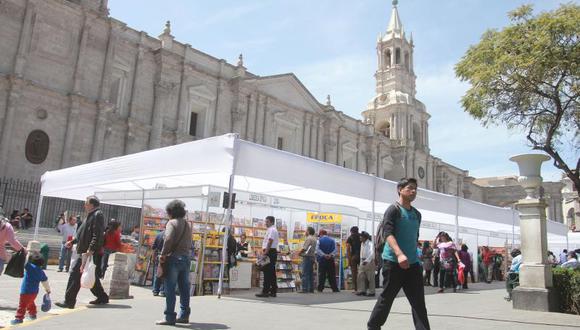 Reabre Feria del Libro en Plaza de Armas de Arequipa