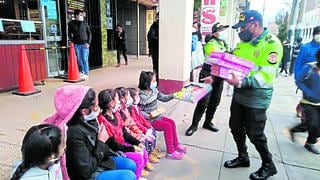 Técnico de la Policía Nacional se convierte en “Papá Noel” para dar ánimo a niños en Huancayo