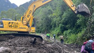 Cargadores frontales tratan de liberar vía férrea a Machu Picchu tras derrumbe (VIDEO)