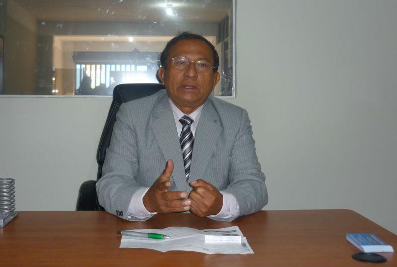 Notario denuncia existencia de falsos tramitadores