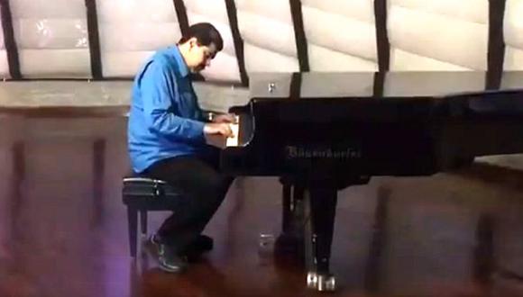 Nicolás Maduro aparece en video tocando el piano e indigna a las redes sociales