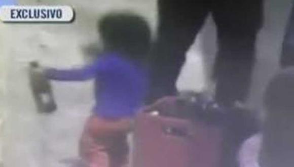​Chiclayo: Sujeto obliga a tomar a su hijo de 3 años (VIDEO)