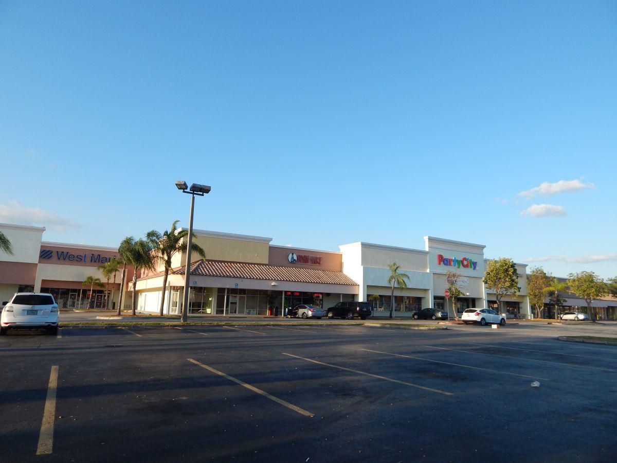 Vista del estacionamiento de una plaza comercial totalmente vacía debido a las nuevas órdenes emitidas debido al coronavirus, en Miami, Florida, Estados Unidos. (Foto: EFE)