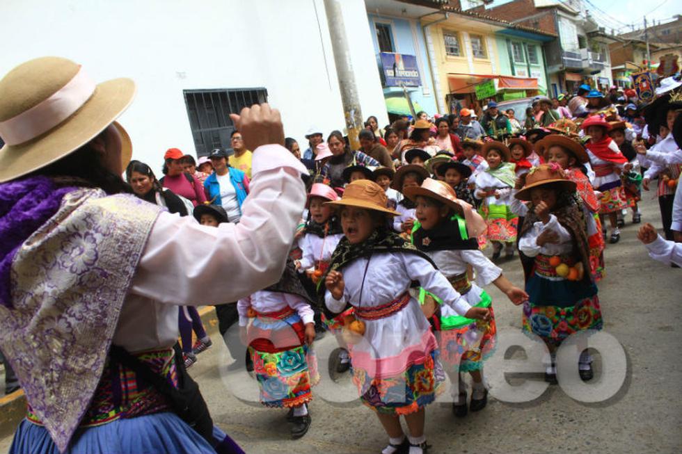 Niños "marcan" plantas en fiesta de santiago (FOTOS)