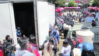 En Huancayo hacen extensas colas para comprar pescado congelado  para una semana (VIDEO)