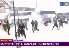 Barristas de Alianza Lima se enfrentaron frente a policías (VIDEO)