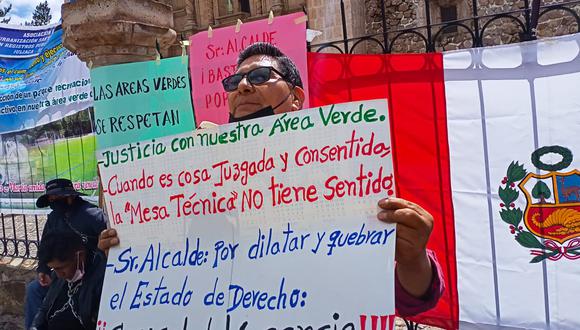 Vecinos de la Urbanización Santa María protestaron exigiendo que autoridad municipal respete la sanción judicial. Juliaca. Foto/Difusión.