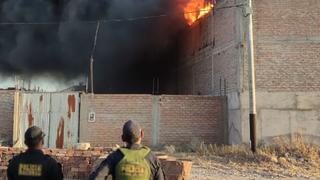 Incendio en fabrica de calzado causa temor en vecinos de Socabaya