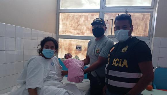 Talara: Policías ayudan a una mujer a dar a luz en plena vía pública