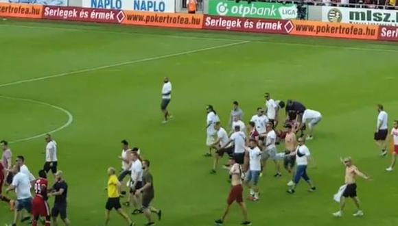 Hinchas de Debrecen de Hungría le quitaron las camisetas a los jugadores tras descenso. (Captura: YouTube)