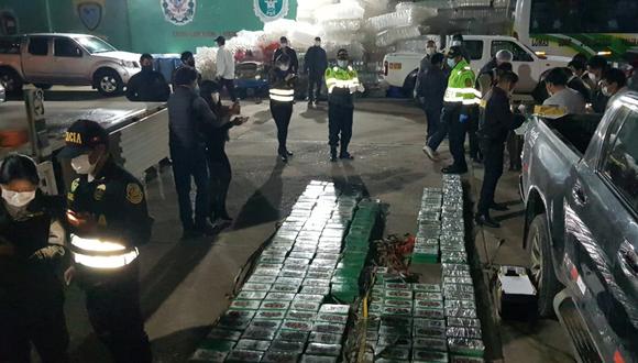 Después de casi 4 horas, los policías lograron sacar 500 ladrillos de cocaína de alta pureza