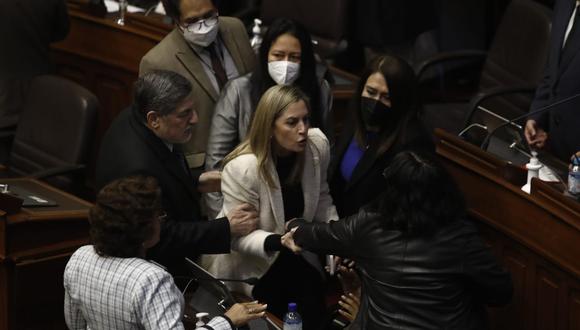 María del Carmen Alva jaloneó del brazo a la legislador Isabel Cortez (Foto: César Campos)