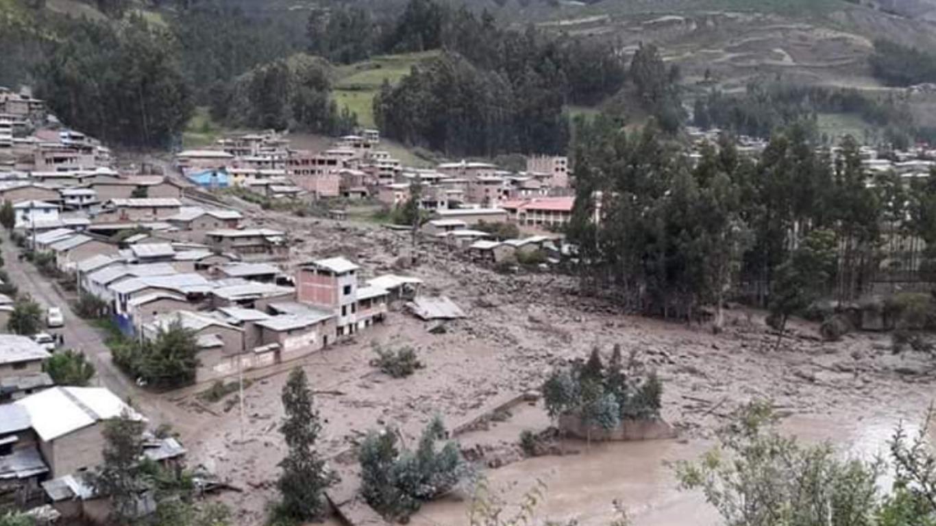 El huaico cayendo sobre viviendas del distrito de Huacrachuco, en Huánuco. Foto: COEN