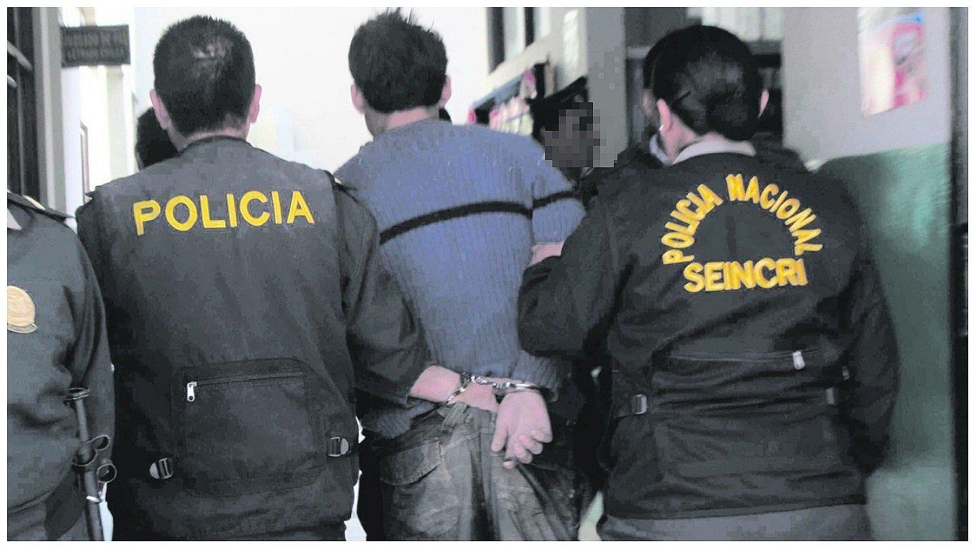 Cae con revólver y chaleco antibalas 