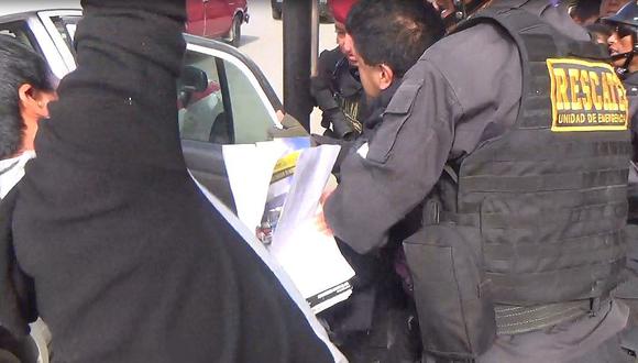 Huancayo: Airada turba intenta linchar a abogado al que acusan de estafa (VIDEO)