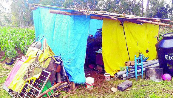 Sujeto estafa a su esposa y ella construye precaria vivienda para albergar a sus hijos 