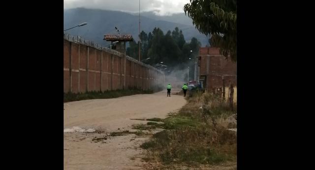 La revuelta se originó la mañana de hoy, alrededor de las 8:00 a.m., con la quema de colchones. (FOTOS: GEC)