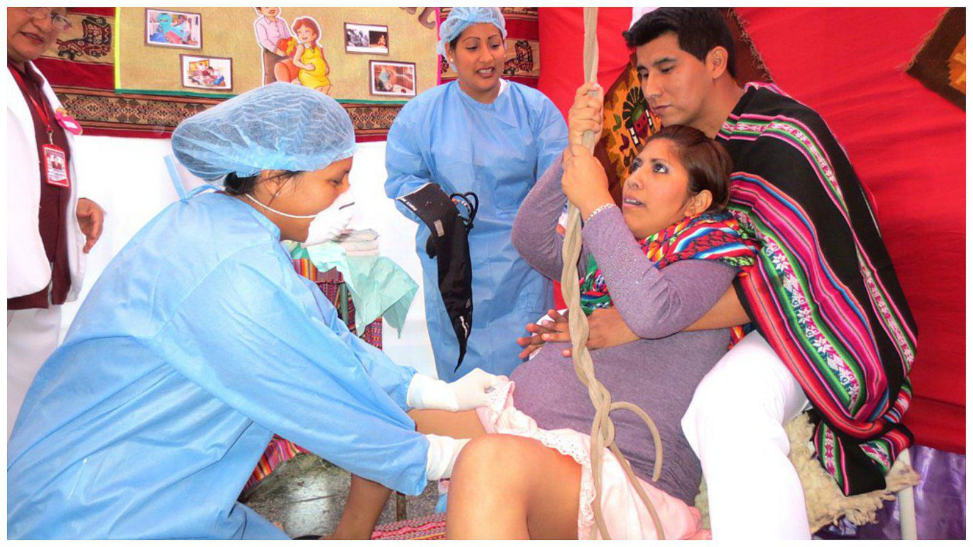 Aprueban norma para la atención del parto vertical en hospitales de todo el país 