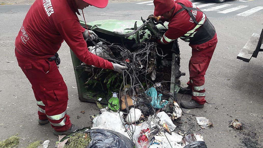 Desconocidos incendian contenedores de dos municipalidades locales