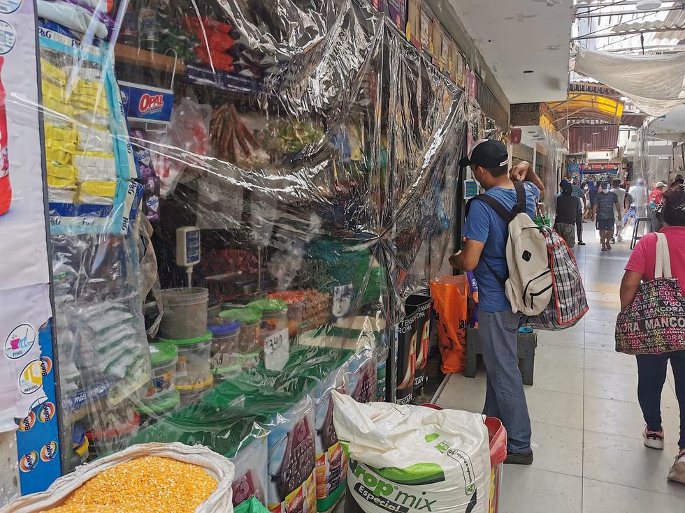 Mercados de Víctor Larco y Moche protegen sus productos con plásticos 